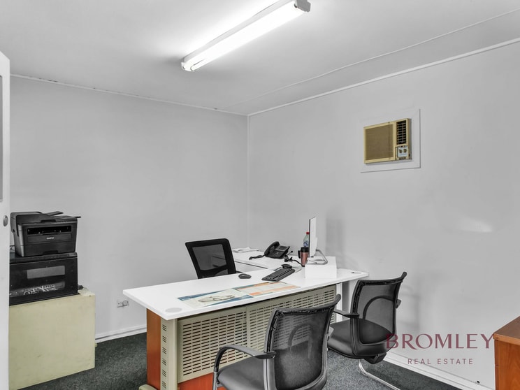 Click to view all images 3416-3418 Pacific Highway Springwood QLD 4127 - Image 4