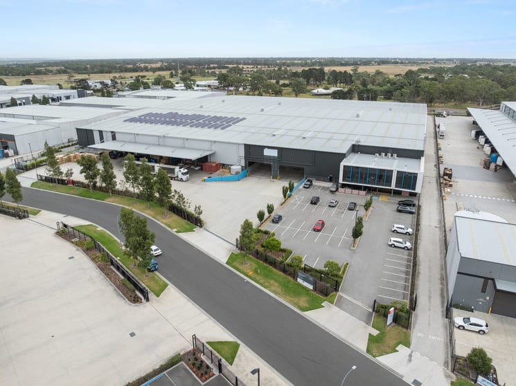 Click to view all images 39 Naxos Way Keysborough VIC 3173 - Image 2