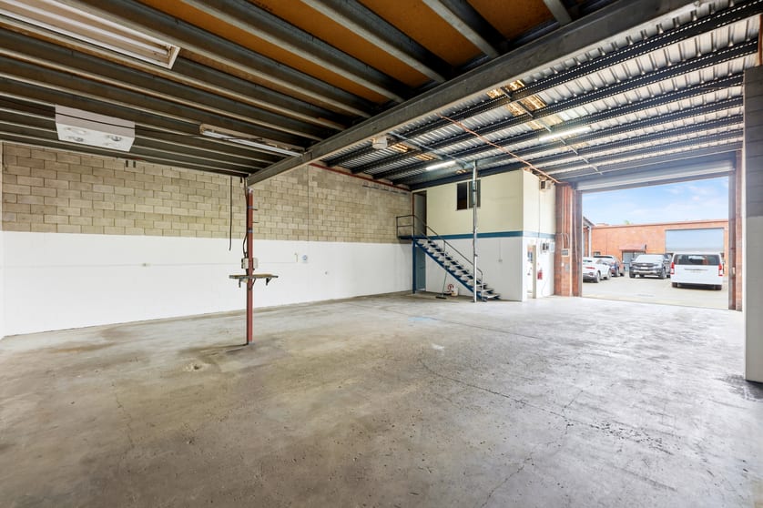Click to view all images 2/7 Hutchinson Street Burleigh Heads QLD 4220 - Image 3