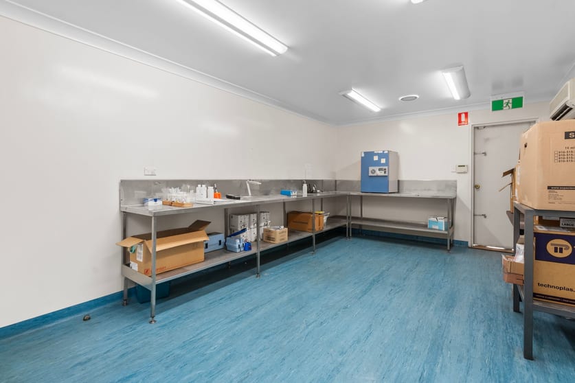 Click to view all images 7&8/4 Fremantle Street Burleigh Heads QLD 4220 - Image 3