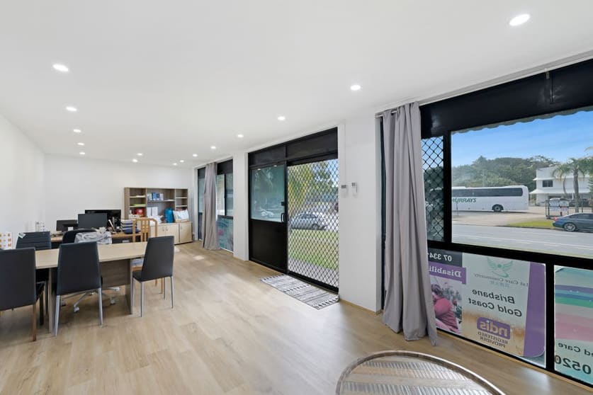 Click to view all images 2/54 Bailey Crescent Southport QLD 4215 - Image 3