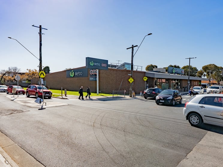 Click to view all images Woolworths, 10-20 Geum Street Hadfield VIC 3046 - Image 3