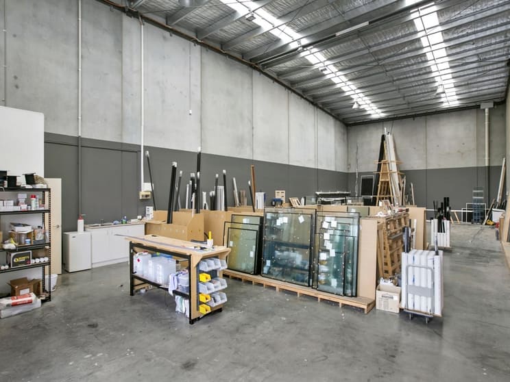 Click to view all images 2/10 Carbine Way Mornington VIC 3931 - Image 3