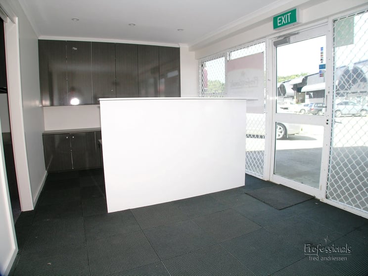 Click to view all images 11/301 Hillsborough Road Warners Bay NSW 2282 - Image 3