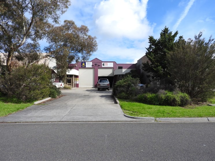 Click to view all images 2/16 Jarrah Drive Braeside VIC 3195 - Image 2