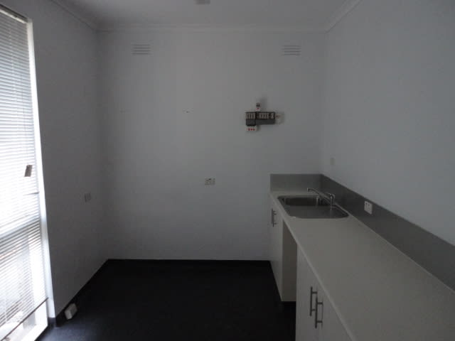 Click to view all images 7 Hanover Road Vermont South VIC 3133 - Image 3