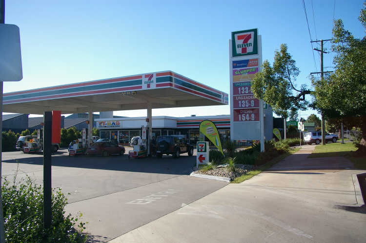 Click to view all images 221A - 225 Ruthven Street North Toowoomba QLD 4350 - Image 1