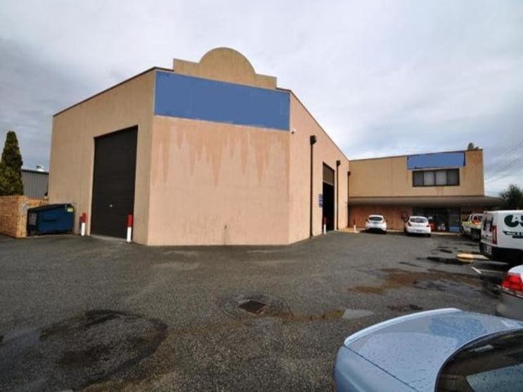 29 Irvine Drive Malaga WA 6090 - Image 2