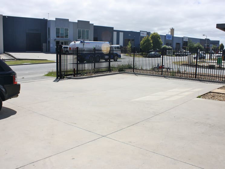 Click to view all images 115 Wedgewood Road Hallam VIC 3803 - Image 2