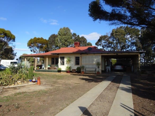 Click to view all images 4 Fraser Road Torrumbarry VIC 3562 - Image 2