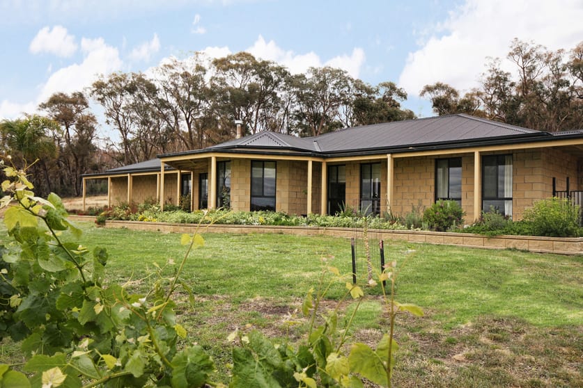 Click to view all images 470 Northern Highway Heathcote VIC 3523 - Image 3