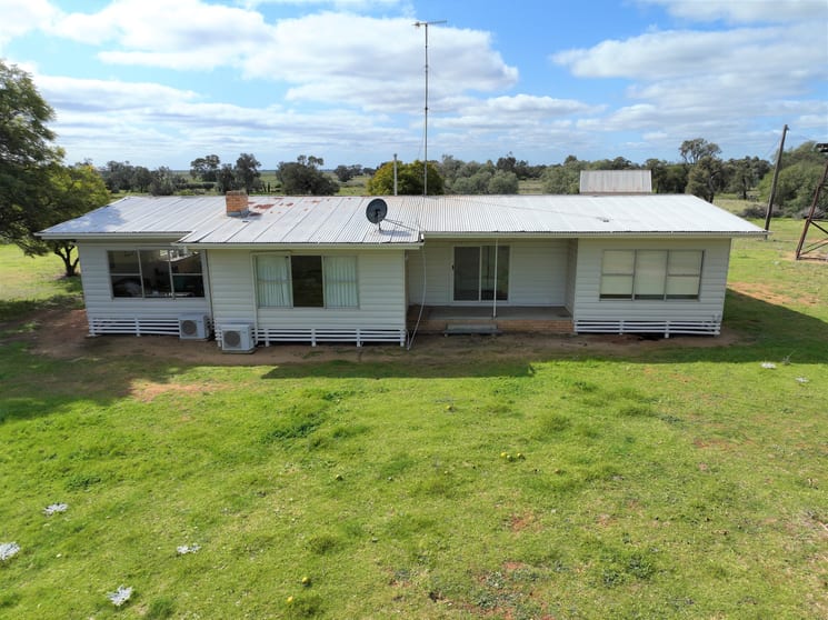 Click to view all images Smeatonvale/2452 Cobb Highway Deniliquin NSW 2710 - Image 2
