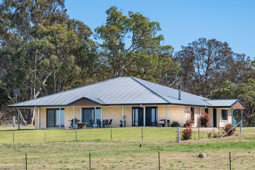 Click to view all images 964 Bruxner Highway Tenterfield NSW 2372 - Image 2