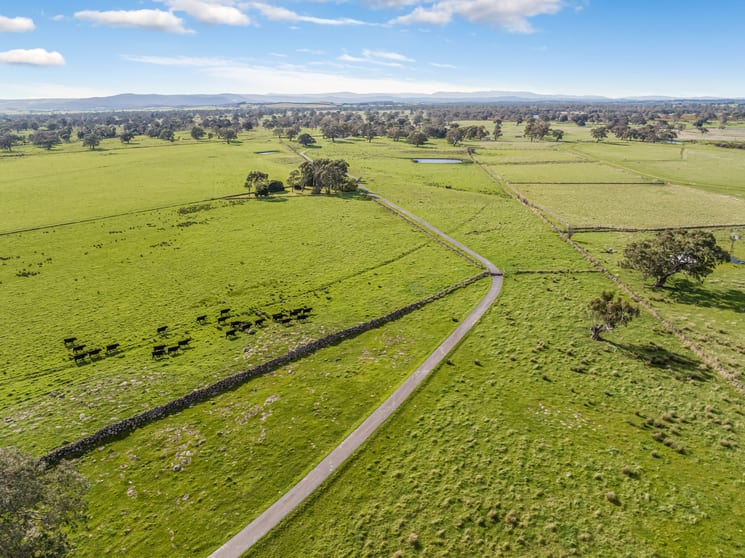 Click to view all images 830 & 850 Epping Road Woodstock VIC 3751 - Image 3