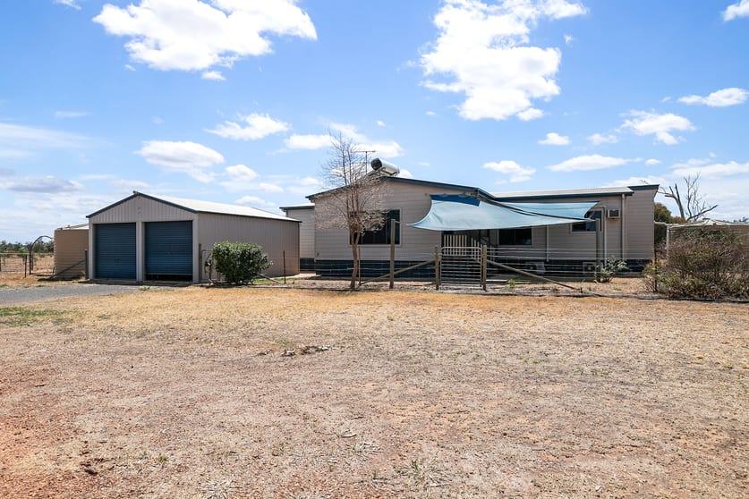 Click to view all images 43 Glengallan Road Emerald QLD 4720 - Image 1