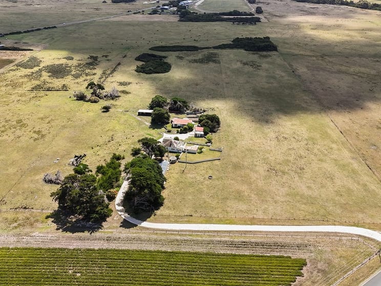 Click to view all images 81 Memana Road Whitemark TAS 7255 - Image 3