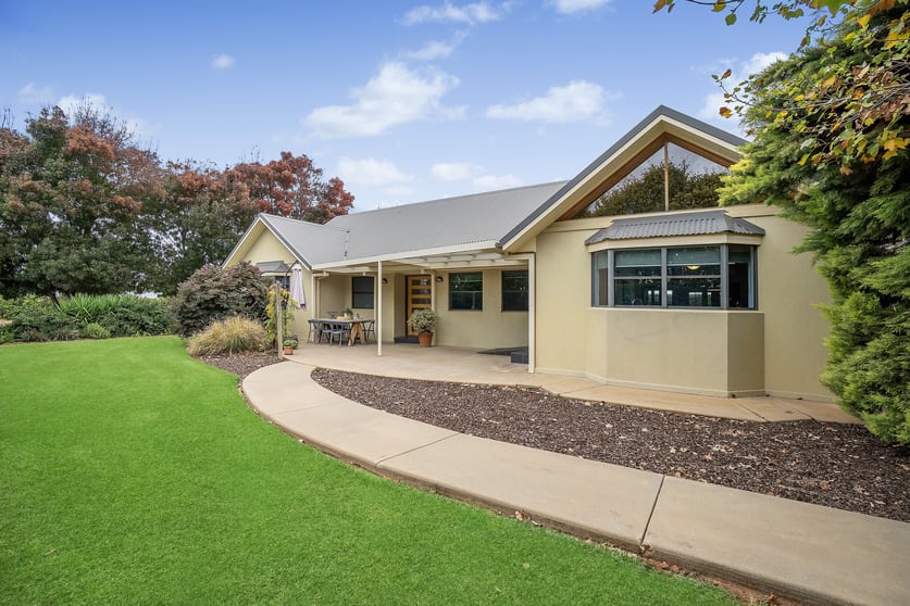 Click to view all images 45 Jackson Road Leeton NSW 2705 - Image 3