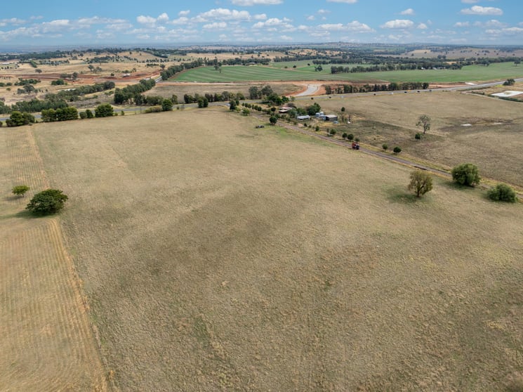 Click to view all images "The Retreat" Newell Highway Parkes NSW 2870 - Image 3