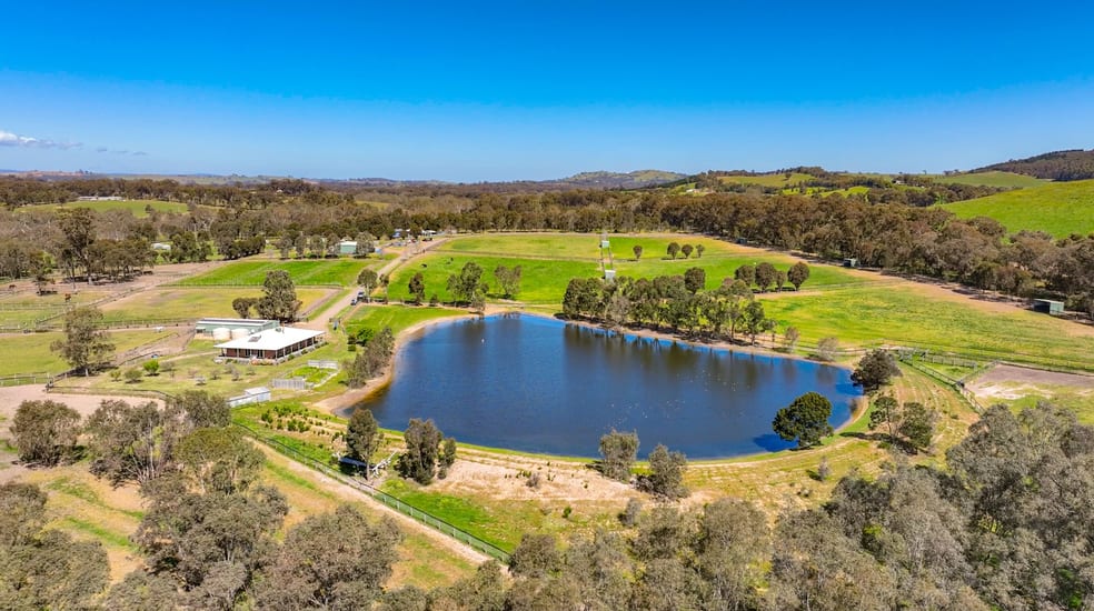 Click to view all images 200 Kilmore-Glenaroua Road Kilmore VIC 3764 - Image 1