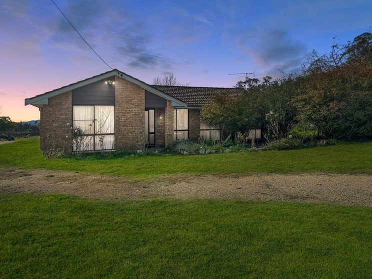 Click to view all images 376 Kingstown Road Uralla NSW 2358 - Image 2
