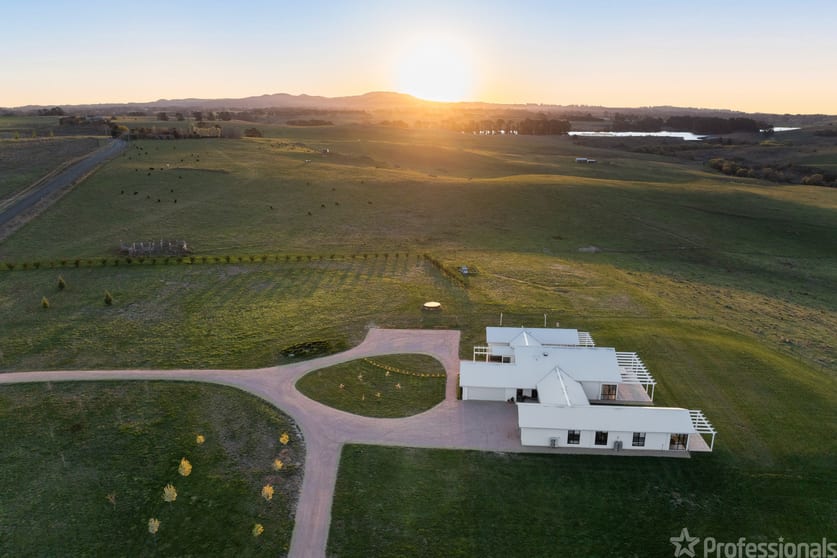 Click to view all images 192 Summer Hill Lane Orange NSW 2800 - Image 2