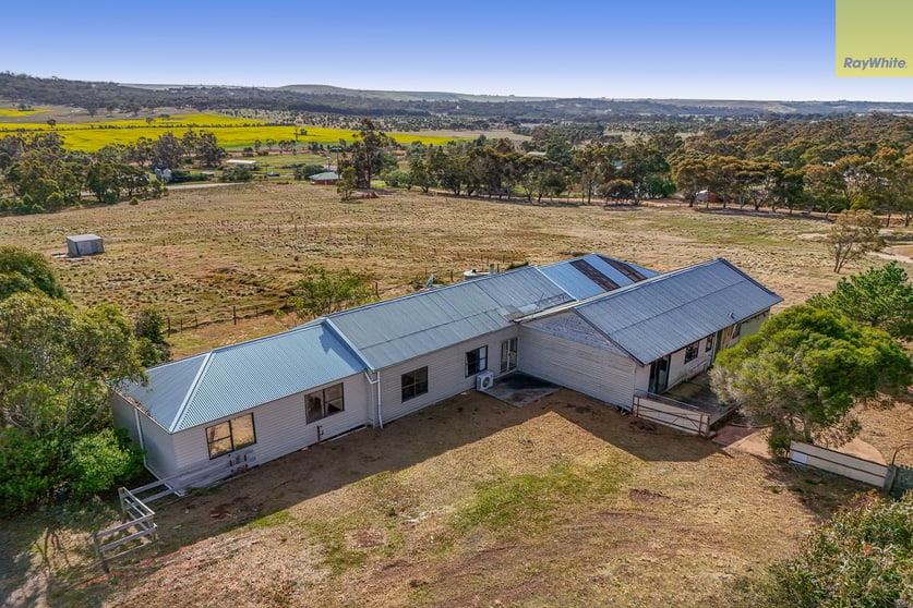 Click to view all images 1375 Glenmore Road Glenmore VIC 3340 - Image 3