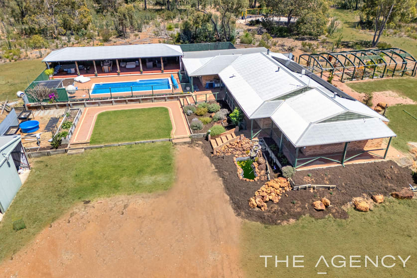 Click to view all images 36 South Place Morangup WA 6083 - Image 2