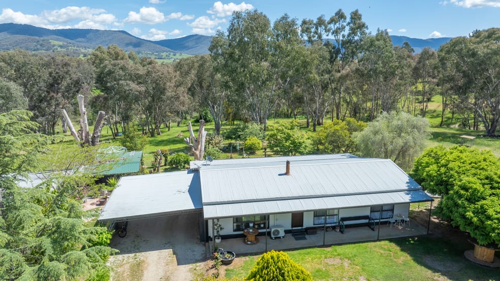Click to view all images 665 Osbornes Flat Road Allans Flat VIC 3691 - Image 3