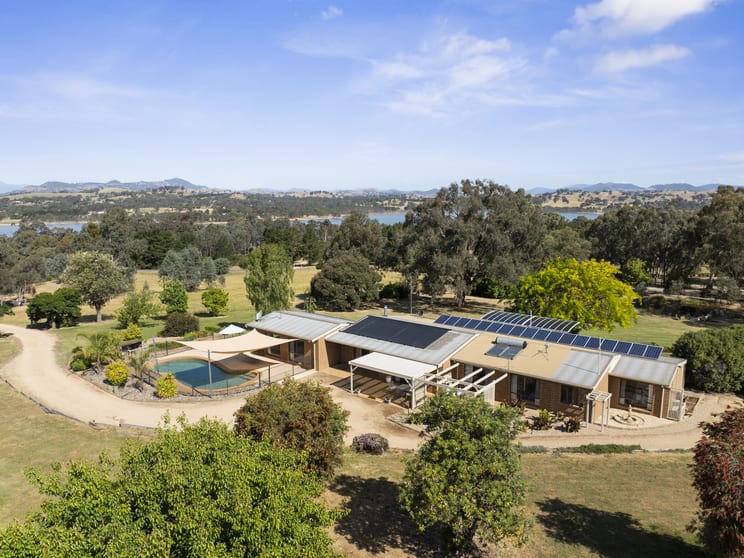 Click to view all images 110 Ford Drive Mansfield VIC 3722 - Image 1