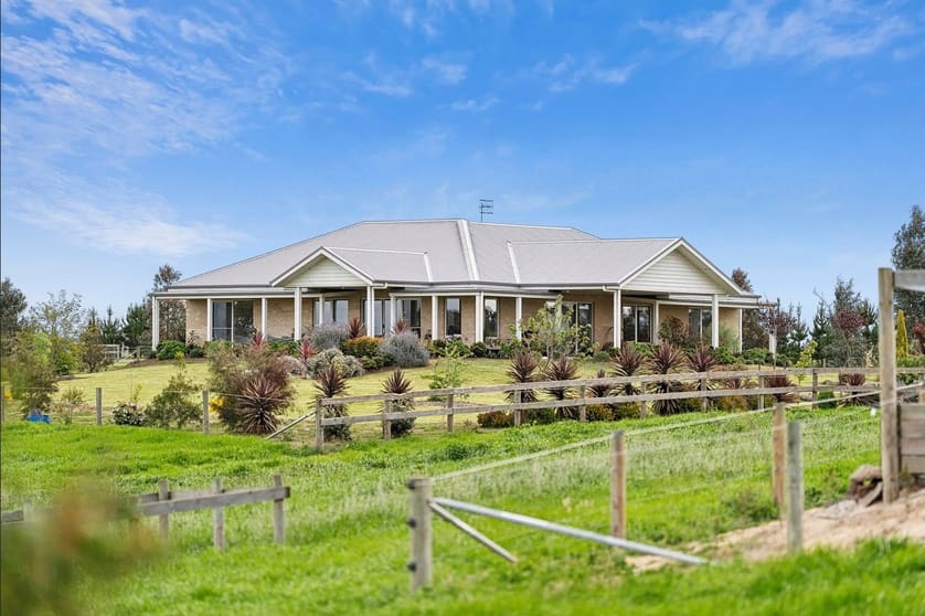 Click to view all images 6 Larpent Road Corunnun VIC 3249 - Image 2