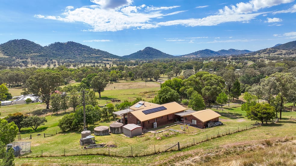 Click to view all images 28 Angwins Lane Tamworth NSW 2340 - Image 2