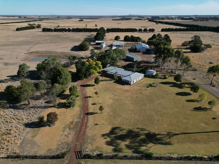 Click to view all images 476 Woorndoo-Dundonnell Road Woorndoo VIC 3272 - Image 2