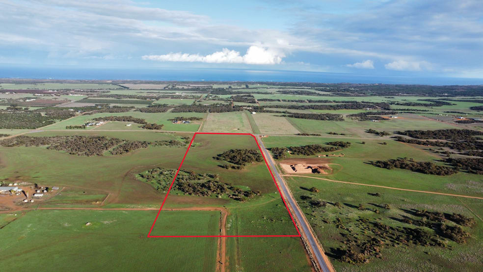 Click to view all images 125 Loxton Drive Bookara WA 6525 - Image 2