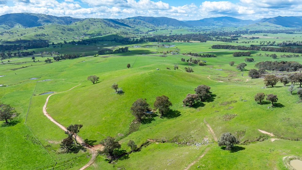 Click to view all images 2/ Hibbersons Road Tallangatta South VIC 3701 - Image 1