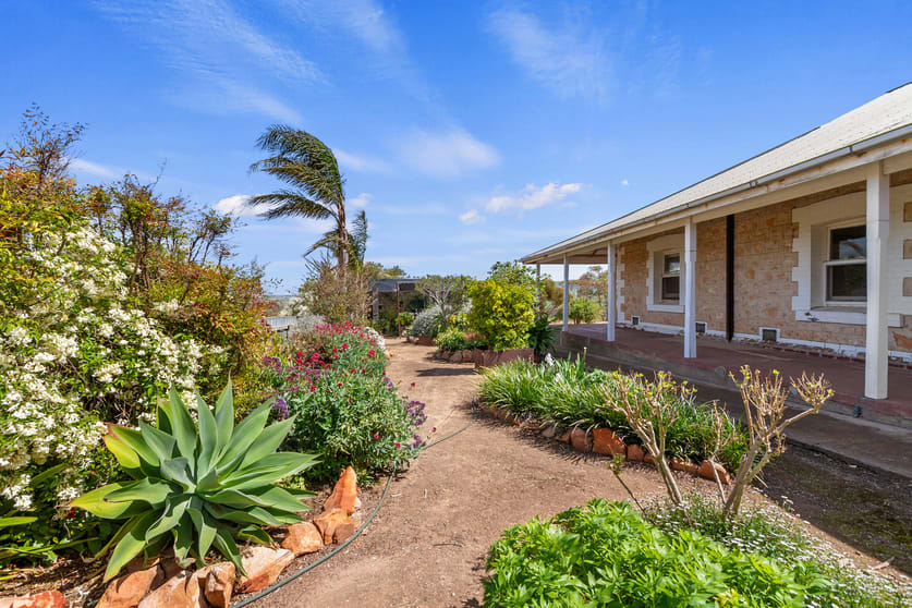 Click to view all images 171 Hillview Road South Hummocks SA 5550 - Image 2