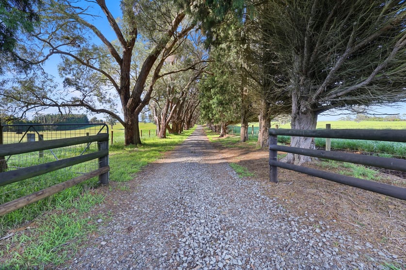 Click to view all images 935 Lardners Track Warragul VIC 3820 - Image 2