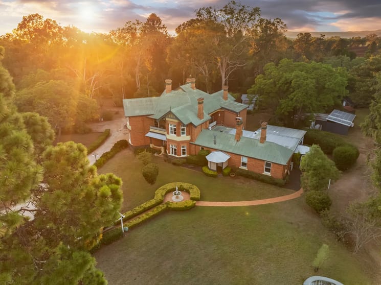 Click to view all images 37 Blair Athol Road Inverell NSW 2360 - Image 1