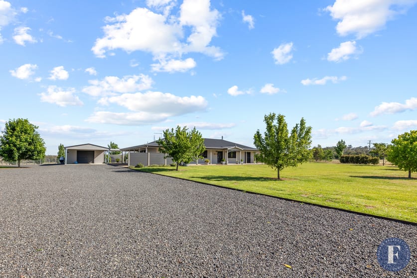 Click to view all images 973 Henry Lawson Way Young NSW 2594 - Image 3