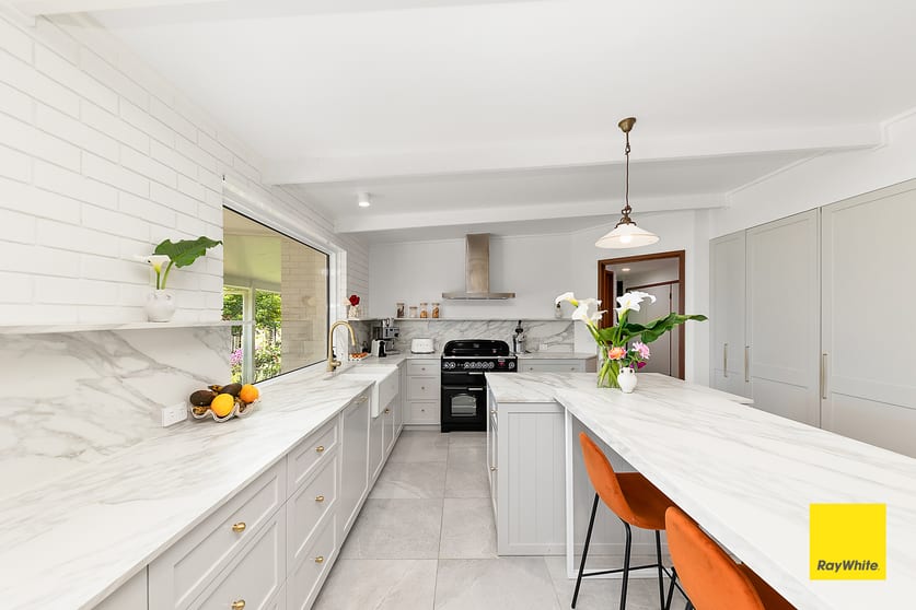 Click to view all images 24 Majors Close Wamboin NSW 2620 - Image 2