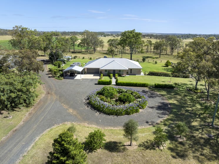 Click to view all images 'Jarong' 4 Ennis View Road Southbrook QLD 4363 - Image 1