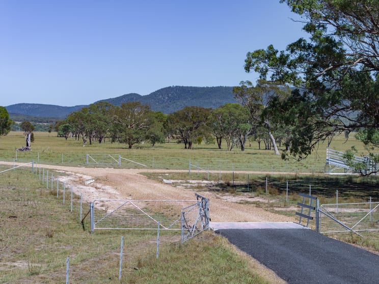 Click to view all images 72 Woodside Road Tenterfield NSW 2372 - Image 3