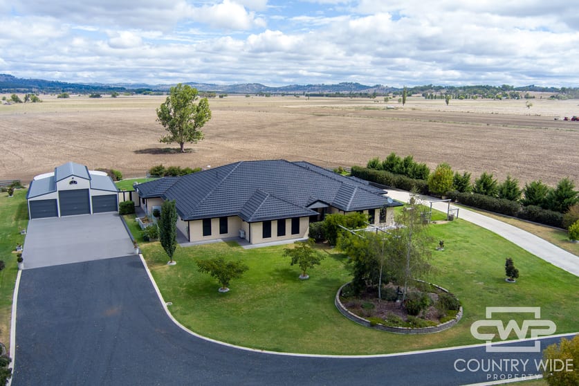 Click to view all images 409 Gwydir Highway Glen Innes NSW 2370 - Image 1
