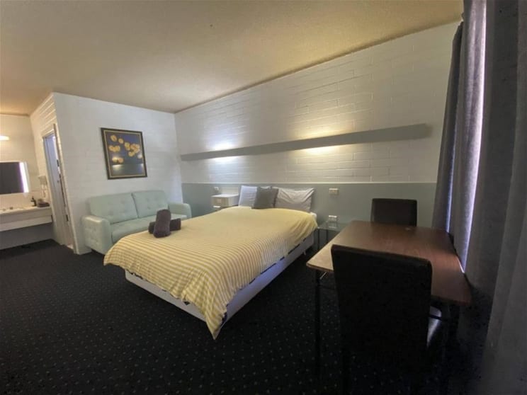 Click to view all images Motel business for sale in Balranald - Image 1