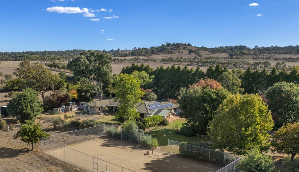 Click to view all images 4 Redgum Lane Armidale NSW 2350 - Image 1