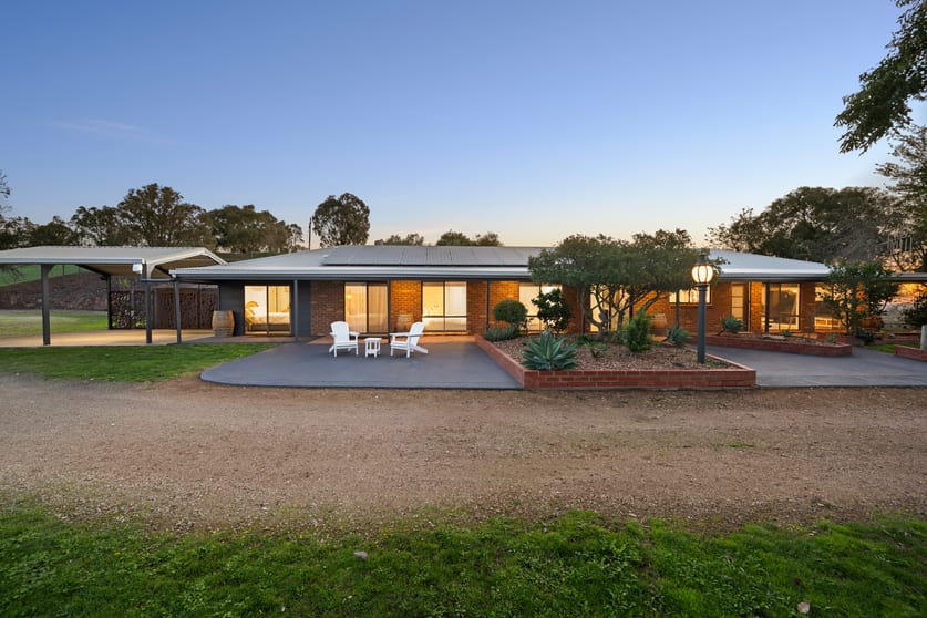 Click to view all images 124 Moore Lane Lurg VIC 3673 - Image 2
