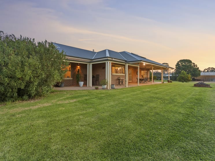 Click to view all images 42 Katamatite Road Katamatite VIC 3649 - Image 2