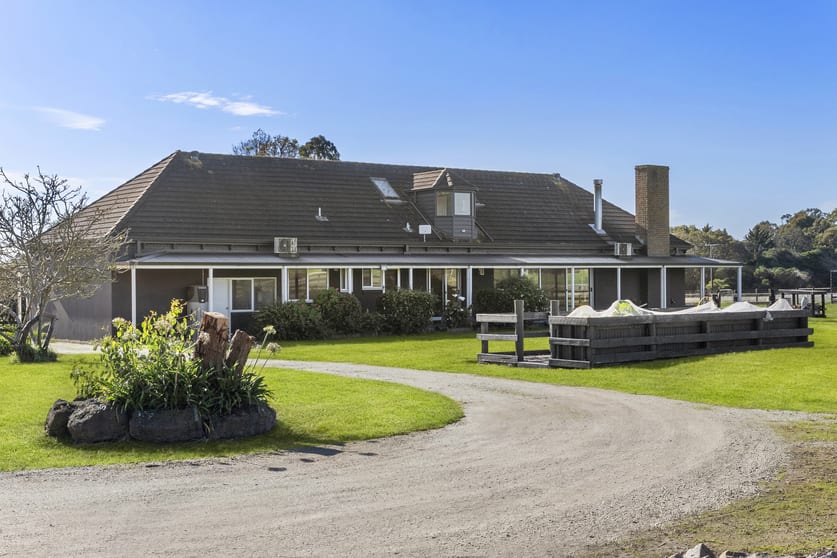 Click to view all images 2 Seaview Avenue Tuerong VIC 3915 - Image 2