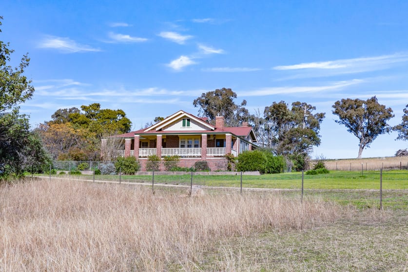 Click to view all images 404 Kangaroo Flat Road Cowra NSW 2794 - Image 1