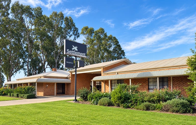 Click to view all images 327-331 Victoria Street Deniliquin NSW 2710 - Image 1