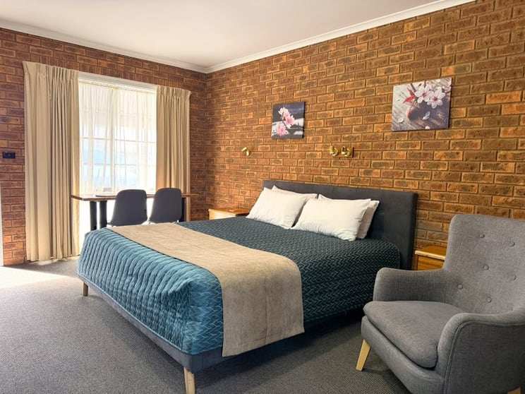 Click to view all images 327-331 Victoria Street Deniliquin NSW 2710 - Image 2
